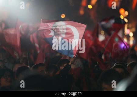 ISTANBUL, TURKIYE - 31 MARZO 2024: Il popolo celebra la rielezione del candidato del CHP Ekrem Imamoglu Foto Stock