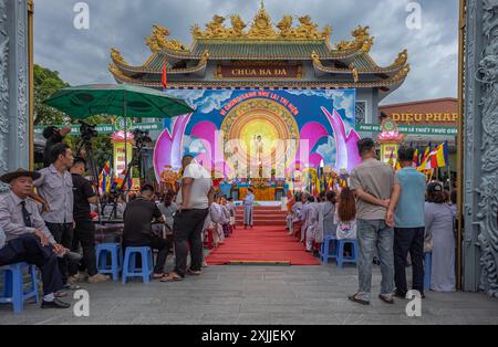 Un bambino santo Buddha, giorno di festa per il compleanno di Gautama Buddah. Visakha Bucha Day acqua Lilly fiore di loto. Festa del compleanno del Buddha come festa Foto Stock