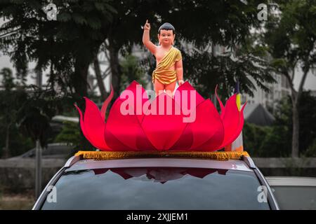 Un bambino santo Buddha in fiore di loto rosso, giorno di celebrazione del compleanno di Gautama Buddah. Visakha Bucha Day acqua Lilly fiore di loto. La medita di compleanno di Buddha Foto Stock