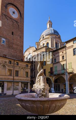 Mantova, Italia - 28 febbraio 2023: Vista su Piazza Sordello, con monumenti e aziende locali, locali e visitatori, a Mantova, Lombar Foto Stock