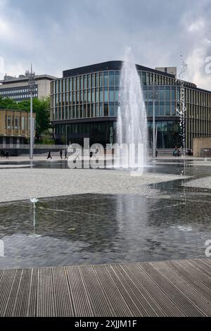 Area pedonale di Bradford City Park (grande stagno poco profondo e fontane, uffici moderni, locali commerciali, persone a piedi) - West Yorkshire, Inghilterra Regno Unito. Foto Stock