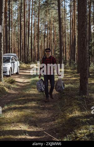 L'uomo nella foresta è venuto per un picnic. Foto Stock