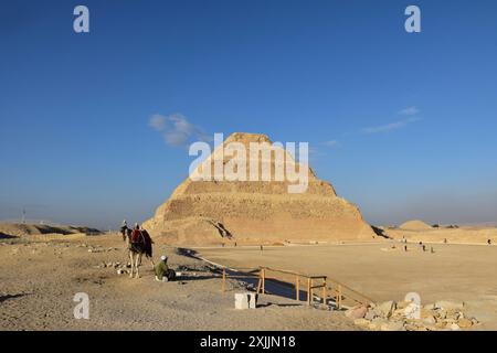 La guida ti aspetterà di fronte alla Piramide di Djoser, in Egitto, in un giorno di sole Foto Stock