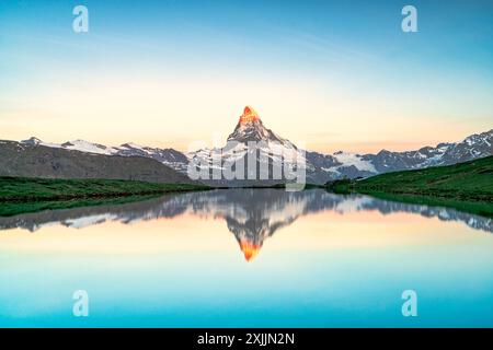 Il Cervino si riflette nel lago Stellisee all'alba, Zermatt Foto Stock