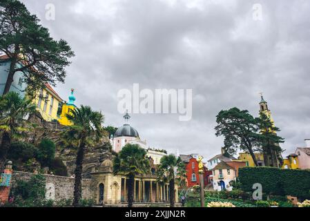 Vista ad angolo basso del Colonnato di Bristol a Portmeirion Foto Stock