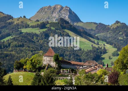 Una catena montuosa con un piccolo villaggio nella valle sottostante Foto Stock