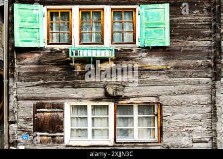 Tradizionali case in legno nel villaggio alpino di Zermatt Foto Stock