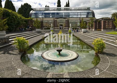 Auckland, North Island, nuova Zelanda - Auckland Domain Wintergarden, casa in vetro in stile vittoriano, cortile, piscina sommersa, fontana e statue in marmo Foto Stock