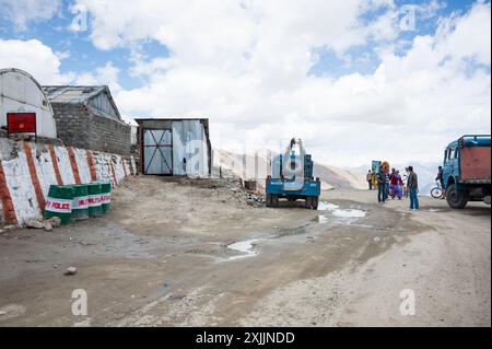 Khardungla o Khardung la o passo Khardung, che raggiunge i 17.982 piedi o i 5387 m di altezza, la strada motorizzabile più alta del mondo, situata a Leh, in India Foto Stock