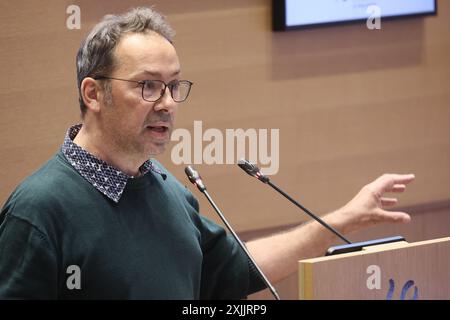 Bruxelles, Belgio. 19 luglio 2024. Bruno Bauwens del PTB nella foto durante una sessione plenaria della Federazione Vallonia-parlamento di Bruxelles (Federazione Vallonia-Bruxelles - Federatie Wallonie-Brussel), a Bruxelles, giovedì 18 luglio 2024. Il nuovo governo presenterà la sua dichiarazione per i prossimi anni. BELGA PHOTO BRUNO FAHY credito: Belga News Agency/Alamy Live News Foto Stock