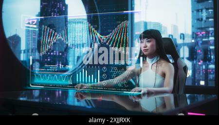 Elegante giovane donna giapponese che interagisce con un ologramma della realtà aumentata con visualizzazione del DNA, infografica e grafici. Futuristic Genetics Science e Cyberpunk Aesthetics Foto Stock