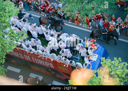 Madrid, Spagna; 15 luglio 2024: I tifosi spagnoli festeggiano a Madrid come vincitori di UEFA Euro 2024. L'autobus con la squadra di calcio spagnola attraversa Madrid mostrando il Foto Stock