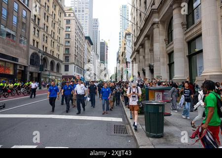 New York, Stati Uniti. 18 luglio 2024. I manifestanti e gli ufficiali della polizia di New York scesero nelle strade di Manhattan durante l'inondazione di New York per la protesta di Gaza a New York, New York, il 18 luglio 2024. (Foto di Hailstorm Visuals/Sipa USA) credito: SIPA USA/Alamy Live News Foto Stock