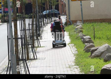 Blick am Dienstag 16.07.2024 in der Stadt Penzlin Landkreis Mecklenburgische Seenplatte auf das örtliche Stadtzentrum. Die Stadt Hat sich seit der Wende im Jahr 1989 sehr positive entwickelt. Dabei wurden u.a. zahlreiche Häuser in der Innenstadt saniert und modernisiert. Dennoch bleibt ein kleiner Wermutstropfen in forma von einigen wenigen geschlossenen Geschäften und sanierungsbedürftigen Häusern. *** Vista martedì 16 07 2024 nella città del distretto di Penzlin Mecklenburg Lake District nel centro della città locale la città si è sviluppata molto positivamente dalla caduta del muro di Berlino nel 1989 Nume Foto Stock