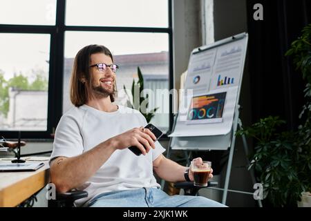 Un uomo su una sedia tiene il telefono. Foto Stock