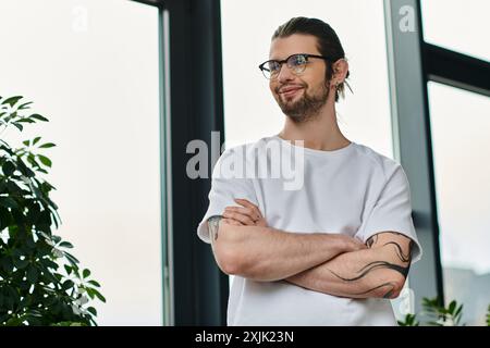 Bell'uomo d'affari caucasico con le braccia incrociate davanti a una finestra. Foto Stock