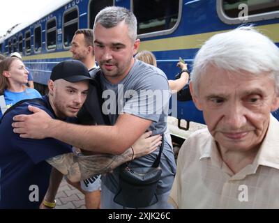 KIEV, UCRAINA - 18 LUGLIO 2024 - l'atleta Oleh Vierniaiev (L) fa un'offerta di addio e la squadra di ginnastica artistica Ucraina parte per i Giochi Olimpici estivi di Parigi 2024, Kiev, capitale dell'Ucraina. Foto Stock