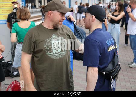KIEV, UCRAINA - 18 LUGLIO 2024 - l'atleta Oleh Vierniaiev (R) fa un saluto e la squadra di ginnastica artistica Ucraina parte per i Giochi Olimpici estivi di Parigi 2024, Kiev, capitale dell'Ucraina. Foto Stock