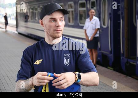 KIEV, UCRAINA - 18 LUGLIO 2024 - l'atleta Oleh Vierniaiev si erge sulla piattaforma della stazione ferroviaria di Kiev-Pasazhyrskyi mentre la squadra di ginnastica artistica Ucraina parte per i Giochi Olimpici estivi di Parigi 2024, Kiev, capitale dell'Ucraina. Foto Stock