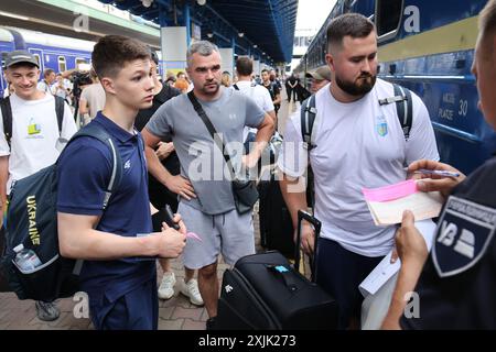 KIEV, UCRAINA - 18 LUGLIO 2024 - l'atleta Radomyr Stelmakh (L) sale sul treno mentre la squadra di ginnastica artistica Ucraina parte per i Giochi Olimpici estivi di Parigi 2024, Kiev, capitale dell'Ucraina. Foto Stock