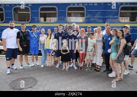 KIEV, UCRAINA - 18 LUGLIO 2024 - la squadra di ginnastica artistica Ucraina parte per le Olimpiadi estive di Parigi 2024 dalla stazione ferroviaria di Kiev-Pasazhyrskyi, Kiev, capitale dell'Ucraina. Foto Stock