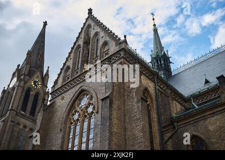 Esterno della Basilica di Santa Ludmila, chiesa cattolica neogotica in piazza Namesti Miru nel quartiere Vinohrady di Praga, Repubblica Ceca Foto Stock