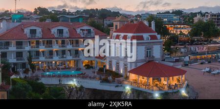 Vista aerea di Praia da Rainha e del centro storico di Cascais, Portogallo Foto Stock