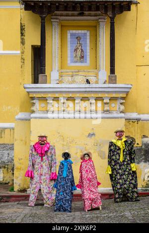 Cardboard Stone Giants, Chiesa di la Merced, Antigua Guatemala, Sacatepéquez Department, Repubblica del Guatemala, America centrale Foto Stock