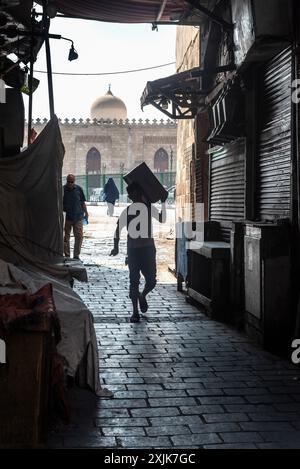 Cairo, Egitto. 1 luglio 2024. Lavoratori negli stretti vicoli acciottolati del Cairo islamico vicino al famoso bazar Khan el Khalili, un popolare quartiere commerciale e commerciale della capitale egiziana. Credito: SOPA Images Limited/Alamy Live News Foto Stock