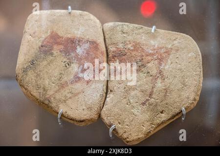 Piastrine decorate con figure zoomorfe, Paleolitico medio, Hunsberg, Museo de la Evolución humana, MEH, Burgos, Spagna Foto Stock