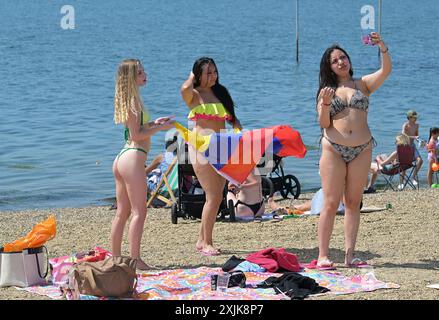 Southend-on-Sea Essex, Regno Unito. 19 luglio 2024. I visitatori di Southend-onSea sulla costa dell'Essex sfruttano al massimo il caldo sole, poiché si prevede che le temperature raggiungano i 30c crediti: MARTIN DALTON/Alamy Live News Foto Stock