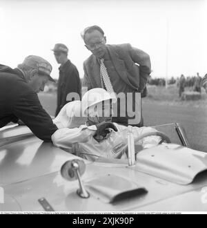 Stirling Moss 1955. Kristianstad Grand Prix 7 agosto 1955 il Gran Premio di Svezia per auto sportive è stato disputato sul Råbelöfsbanan per tre anni a partire dal 1955. Ecco il pilota britannico Stirling Moss. Nato il 17 settembre 1929, morto il 12 aprile 2020. Uno dei piloti inglesi di maggior successo con vittorie in 212 gare automobilistiche su 529 a cui ha partecipato. Anders Svahn rif. SVA10, SVA11 Foto Stock