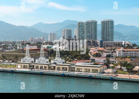 Puerto Vallarta, Messico - 27 marzo 2019: Paesaggio urbano costiero con grattacieli e molo. Foto Stock