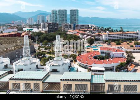 Puerto Vallarta, Messico - 27 marzo 2019: Paesaggio urbano costiero con architettura moderna sullo sfondo delle montagne. Foto Stock