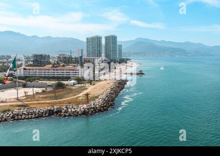 Puerto Vallarta, Messico - 27 marzo 2019: Paesaggio urbano costiero con bandiera messicana. Foto Stock