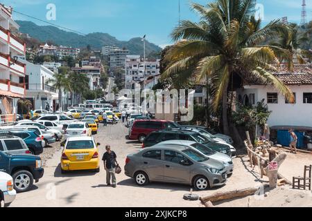 Puerto Vallarta, Messico - 27 marzo 2019: Una vivace scena di strada sotto il sole tropicale. Foto Stock