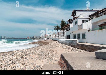 Puerto Vallarta, Messico - 27 marzo 2019: Paesaggio di mare soleggiato con architettura tradizionale. Foto Stock