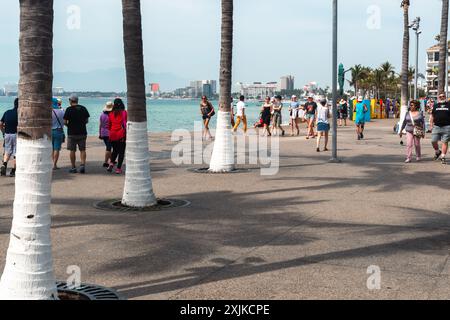 Puerto Vallarta, Messico - 27 marzo 2019: I turisti si godono una giornata di sole sulla vivace passerella. Foto Stock