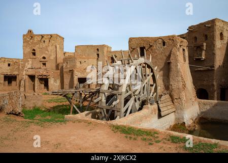 REGIONE DI ASTRAKHAN, RUSSIA - 7 MAGGIO 2024: La ruota del sistema di approvvigionamento idrico dell'antica città di Sarai Batu, la capitale dell'Orda d'Oro (Reco Foto Stock