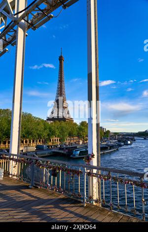 Passerelle Debilly, barca turistica, fiume Sena, Parigi, Francia. Foto Stock