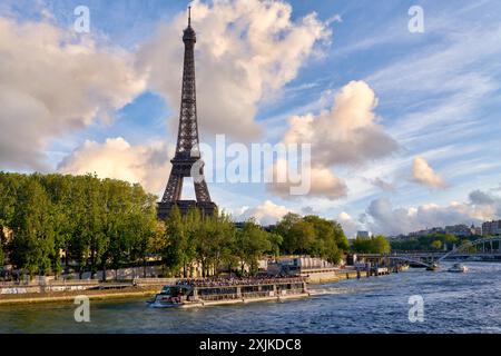 Passerelle Debilly, barca turistica, fiume Sena, Parigi, Francia. Foto Stock
