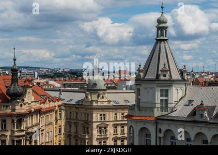 Vista della città dal bar sul tetto della Dancing House, o Ginger and Fred (Tančící dům), è il soprannome dato alla costruzione Nationale-Nederlanden Foto Stock