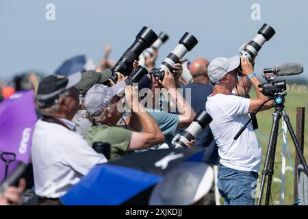 I fotografi scattano foto durante il Royal International Air Tattoo 2024 presso RAF Fairford, Cirencester, Regno Unito. 19 luglio 2024. (Foto di Cody Froggatt/News Images) a Cirencester, Regno Unito, il 19/7/2024. (Foto di Cody Froggatt/News Images/Sipa USA) credito: SIPA USA/Alamy Live News Foto Stock