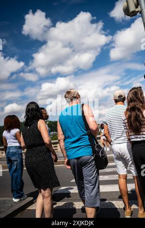 Pedoni che attraversano la strada, vista da dietro, Praga, Repubblica Ceca Foto Stock