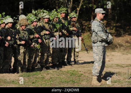 Yavoriv, Ucraina - 19 settembre 2014: I militari ucraini e statunitensi prendono parte al "Tridente rapido", esercitazioni militari internazionali presso l'addestramento di Yavoriv Foto Stock