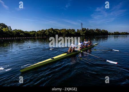 Le Paralimpiadi della Gran Bretagna PR3 Mixed Coxed Four (PR3 Mix4+) ed Fuller, Josh o’Brien, Giedre Rakauskaite, Frankie Allen e cox Erin Kennedy durante una sessione di allenamento al Redgrave Pinsent Rowing Lake, Reading. Data foto: Venerdì 19 luglio 2024. Foto Stock