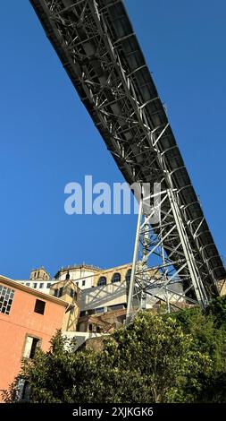 Sotto un maestoso ponte d'acciaio con architettura storica, il ponte Porto Dom Luis i sul fiume Douro a Porto, Portogallo Foto Stock