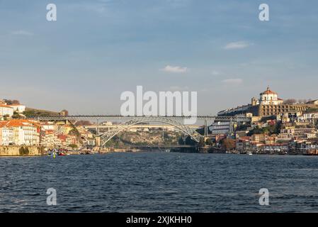 Oporto, Portogallo - 26 novembre 2023: Veduta del ponte Dom Luis i sul fiume Douro a Oporto o Porto, Portogallo Foto Stock