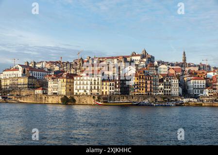 Porto, Portogallo - 26 novembre 2023: Veduta della zona di Ribeira lungo il fiume Douro a Oporto o Porto, Portogallo Foto Stock