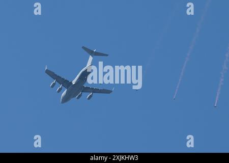 Il Falcons display Team salta dal Boeing C-17 Globemaster III del 99 SQUADRON Royal Air Force durante il Royal International Air Tattoo 2024 presso RAF Fairford, Cirencester, Regno Unito, 19 luglio 2024 (foto di Cody Froggatt/News Images) Foto Stock